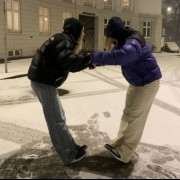 دوستی در برف ،،، دست در دست هم