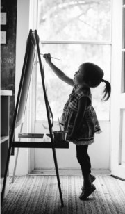عکس دختر در حال نقاشی برای پس زمینه