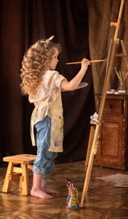 عکس دختر درحال نقاشی برای پس زمینه و استوری
