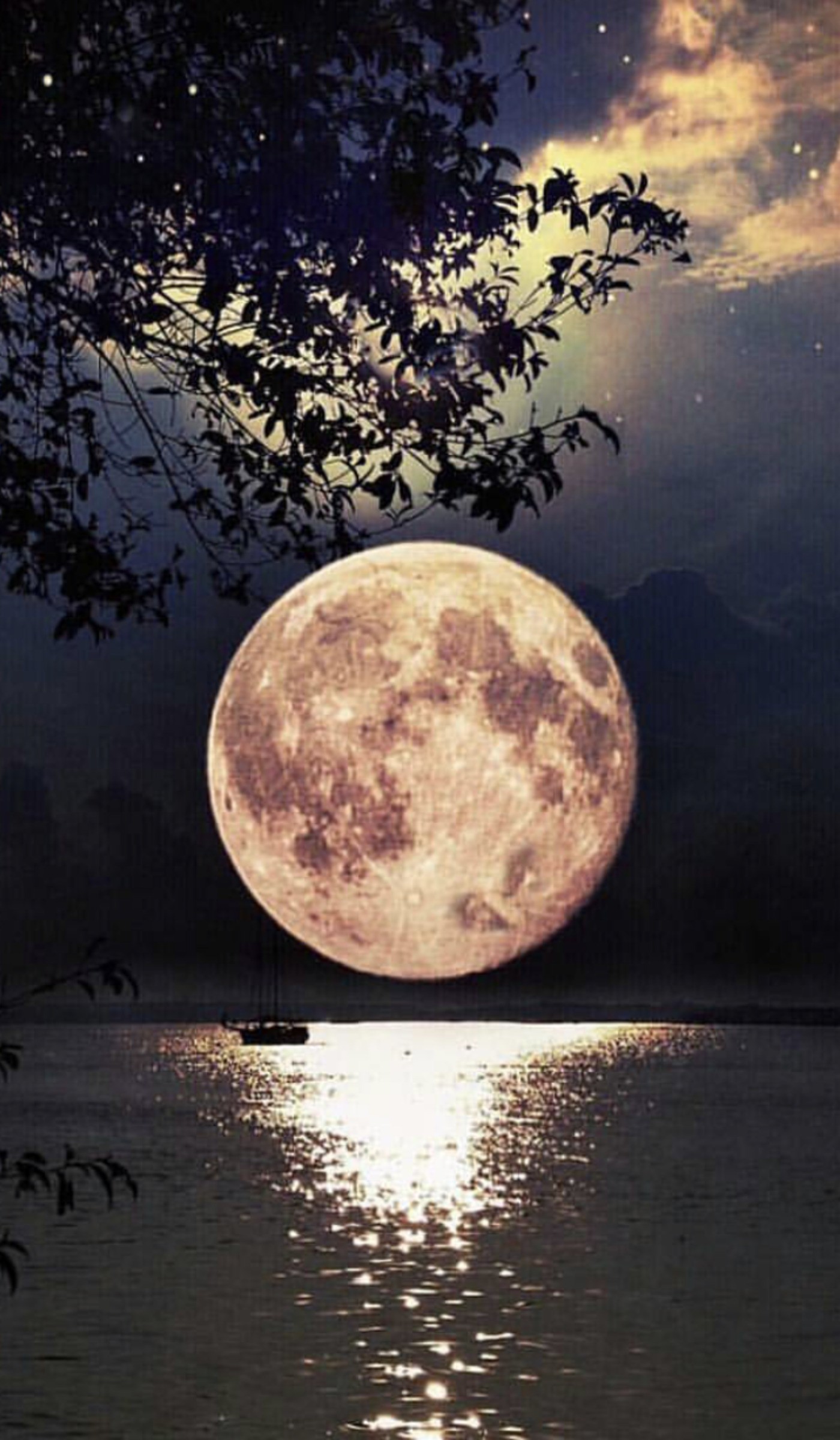 عکس زیبای ماه در طبیعت با منظره اسمان