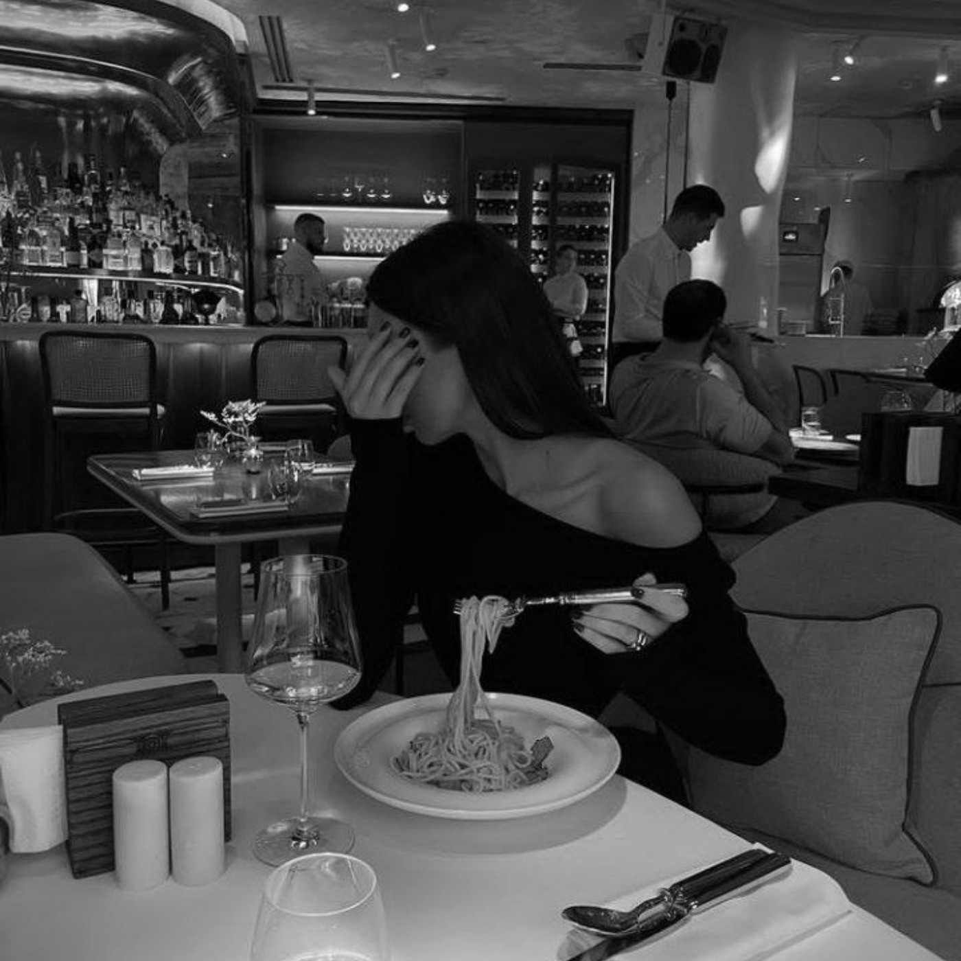 عکس غذا خوردن دختر توی رستوران دارک