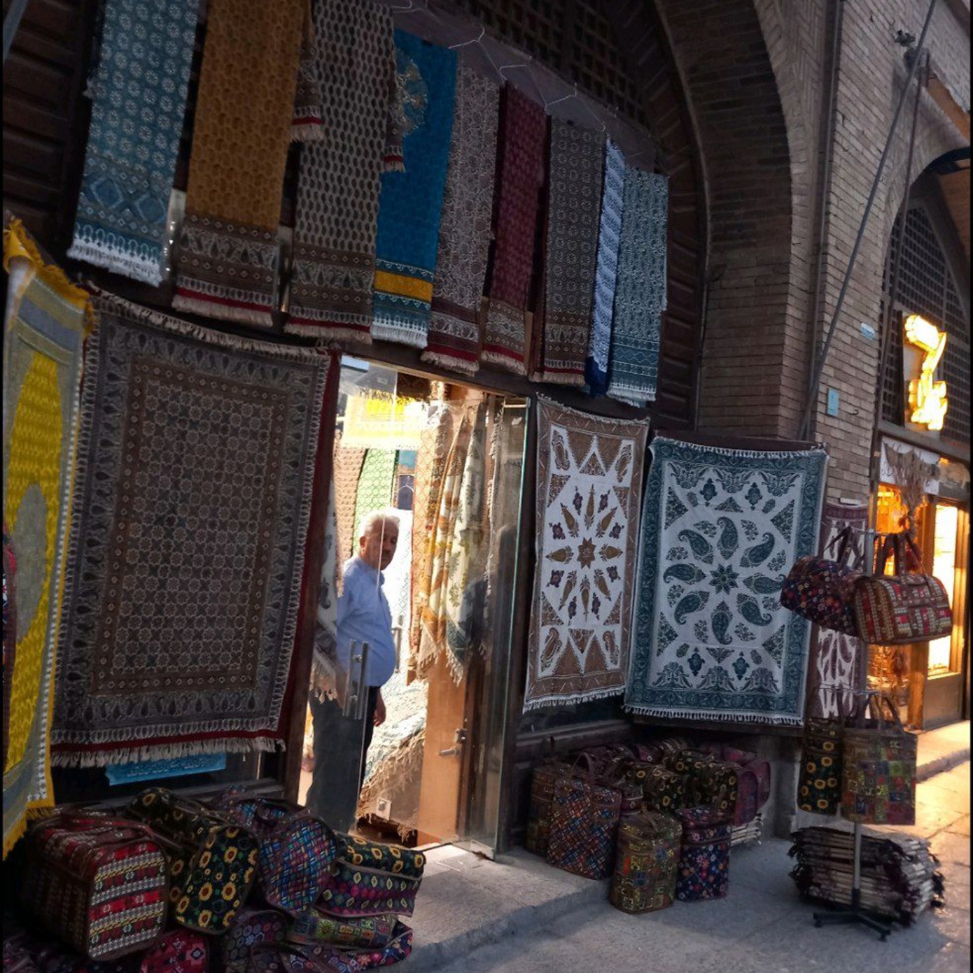 سفره زیر انداز سنتی نقش جهان اصفهان. 