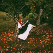 عکس دختر در طبیعت مو حنایی درخت سیب