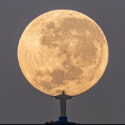 برج آزادی نشان دادن ماه در آسمان و امید