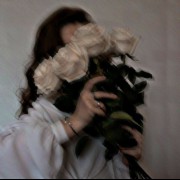دختری با گل های پژمرده......🥀
